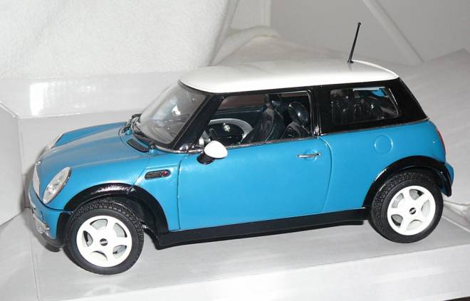 Mini Cooper in blau mit weißem Dach aus Kunstoff 203314487
