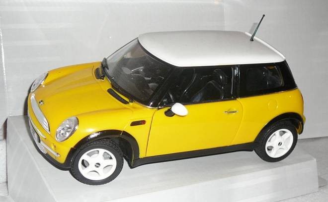Mini Cooper in gelb mit weißem Dach aus Kunstoff 203314487