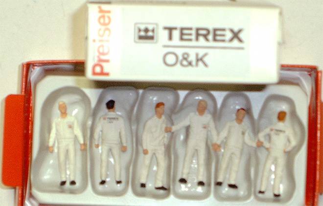 6 stehende Monteure -Terex O&K- in weiß