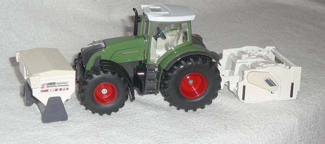 936 Traktor mit Anbaustabilisierer und Streumaster