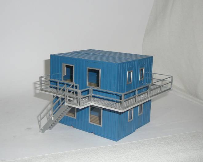 Wohncontainer 4er block besteht aus 4 Containern 2 Laufstege   und eine Treppe