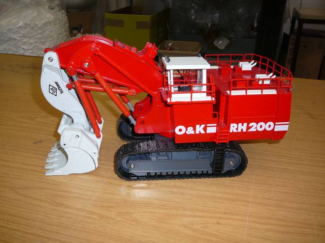 Raupenbagger RH 200 in rot mit Hochlöffel